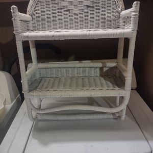 White Vintage Wicker Wall Shelf With Towel Bar